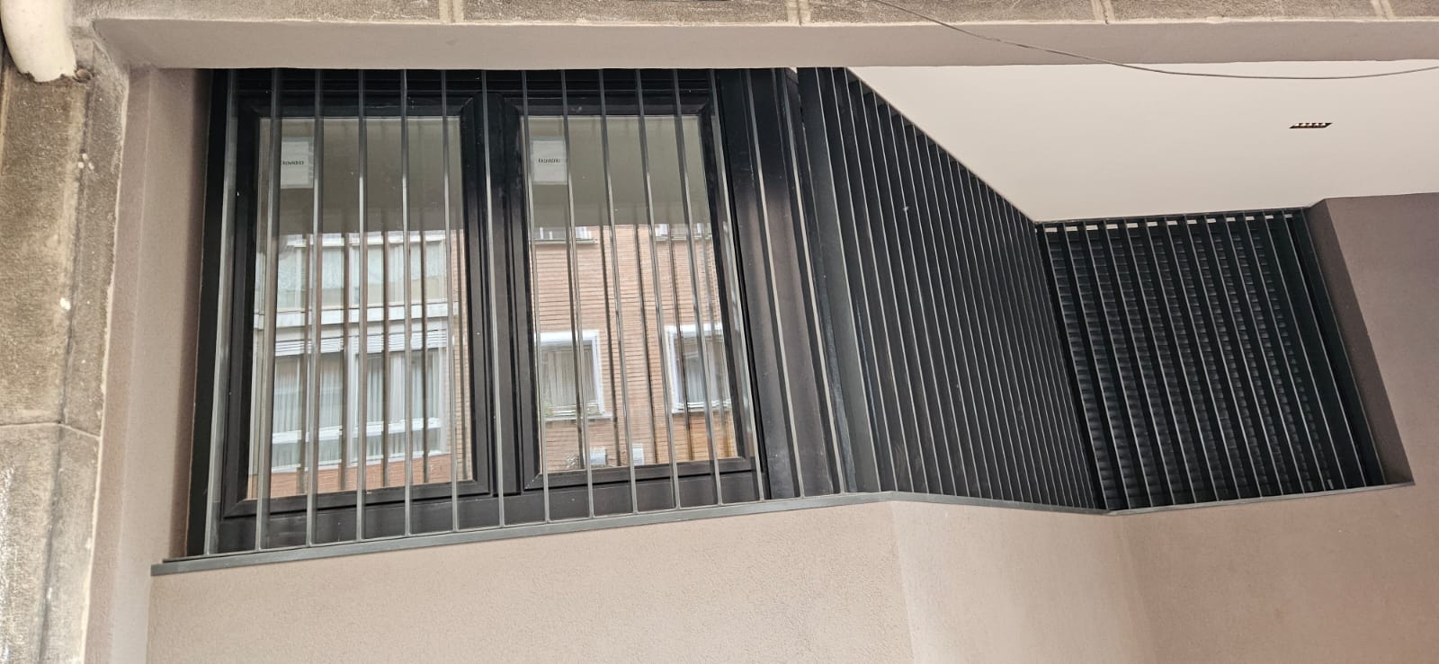 Lamas de aluminio instaladas en ventana de fachada