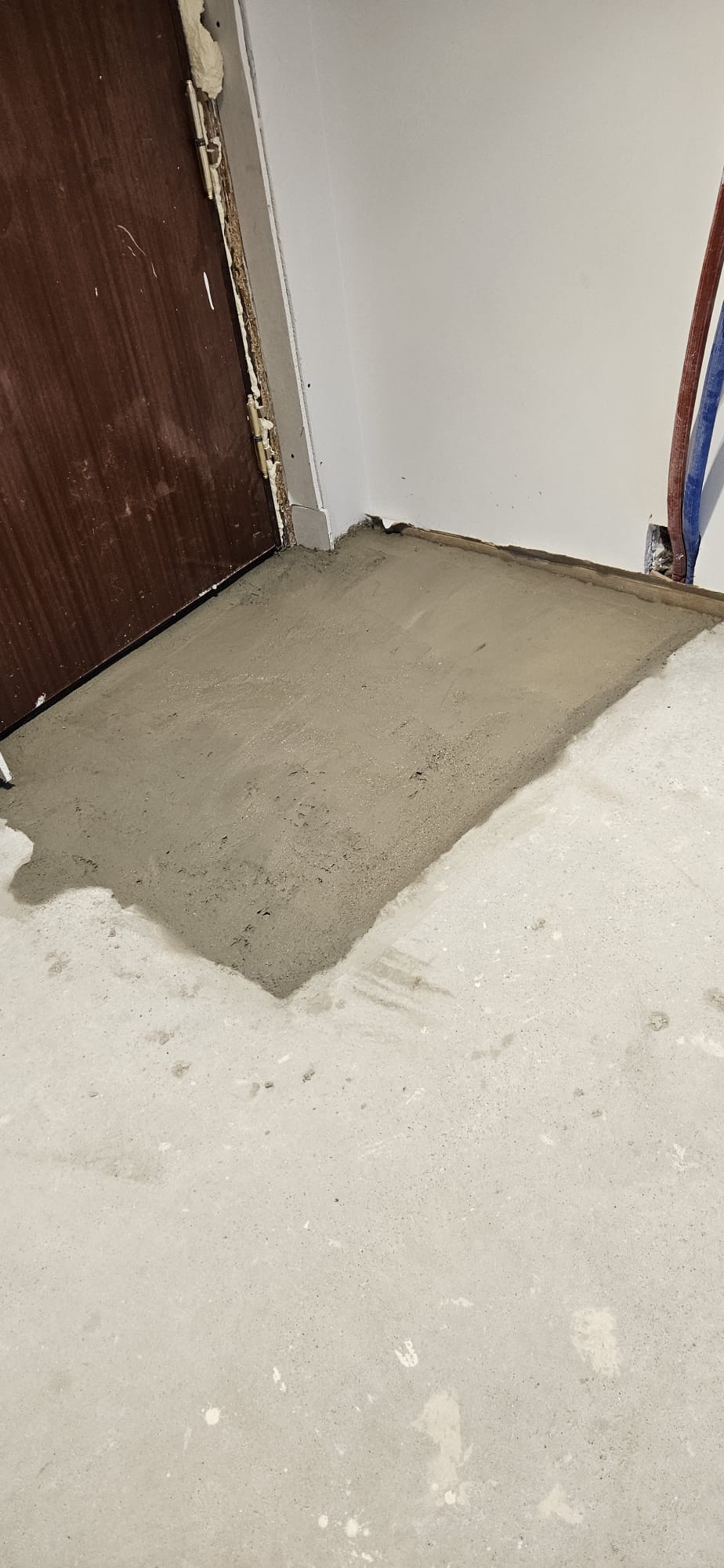 Parcheo de solera junto a una puerta